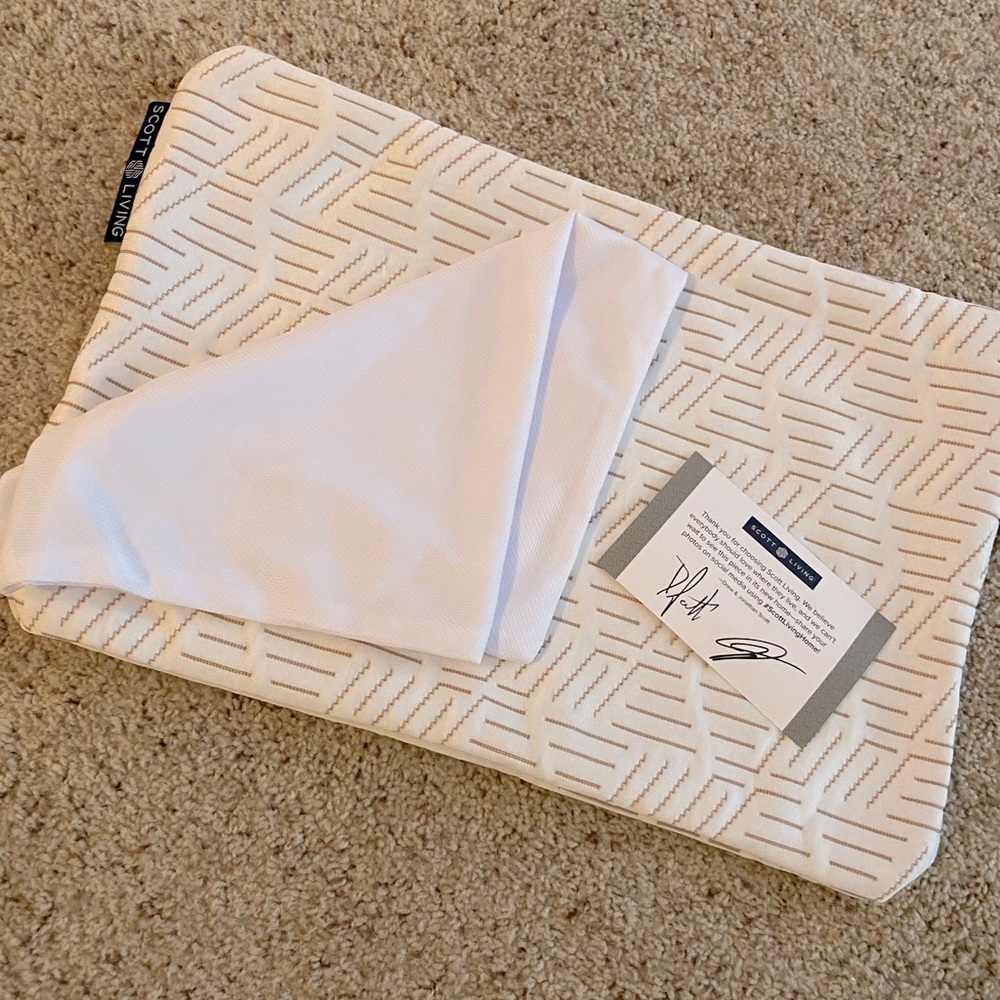 NWT🏷 Adjustable Pillow With Protective Cover☁️